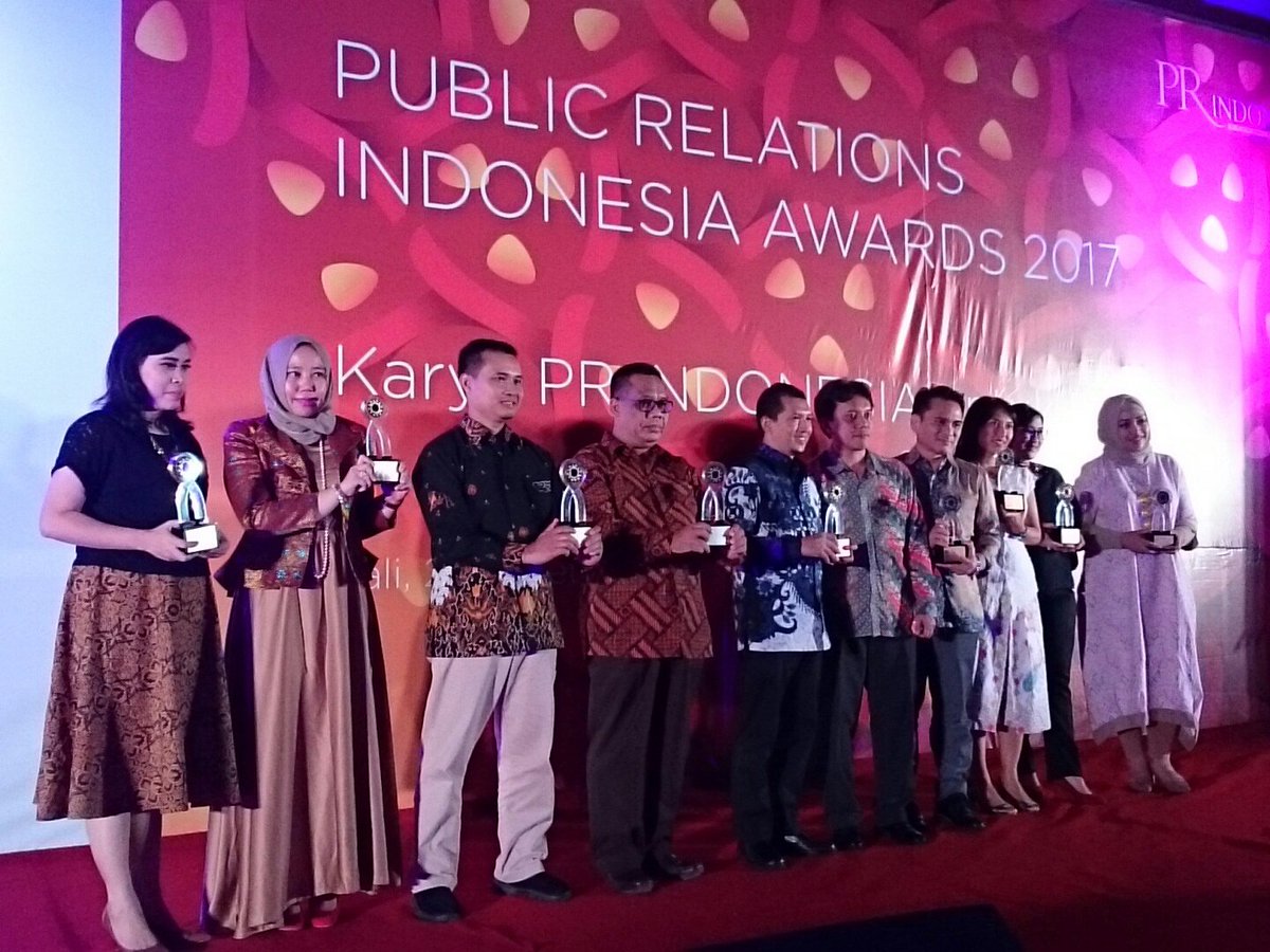 KementerianESDM's tweet photo. Yg ini adl penerima penghargaan Departemen PR #PRIA2017 #HumasESDM https://t.co/ItABRfvpIf