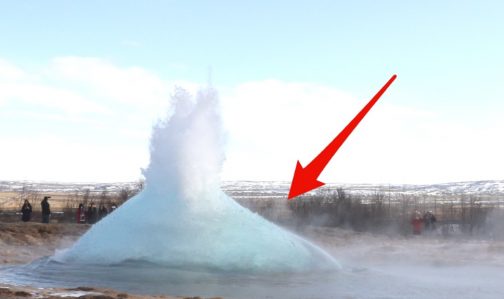 BI_Italia's tweet photo. Questo geyser in #Islanda ha mille anni e spara acqua bollente fino a 30 metri d’altezza https://t.co/VwTtKxvx0H https://t.co/VvbQft5VLV