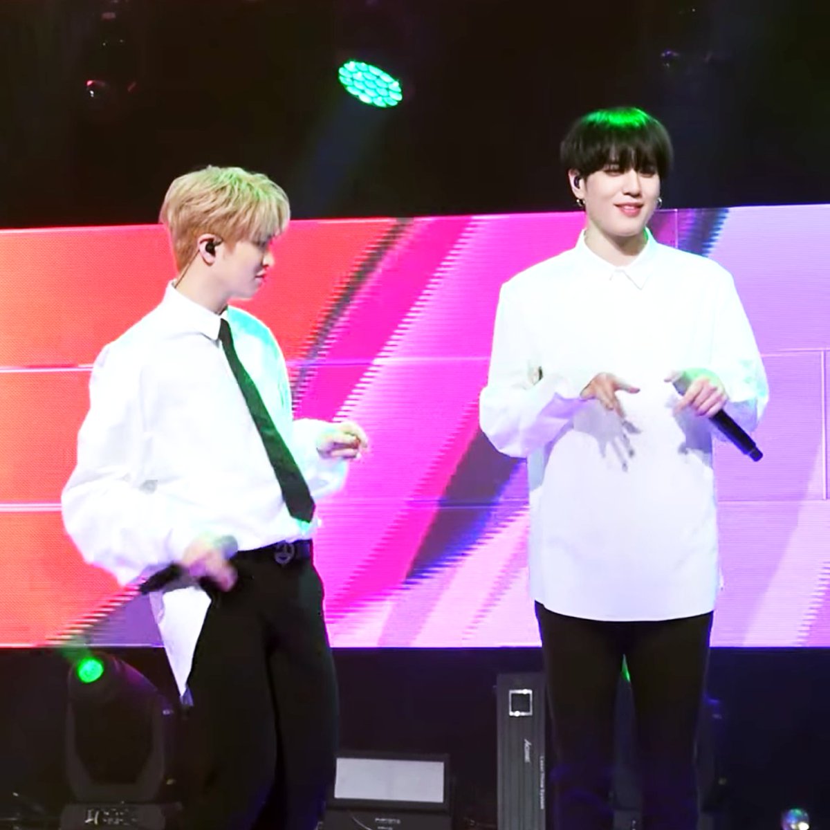 wangpuppyllon's tweet photo. NOW JB IS THE ONE WHO'S WEARING THE TIE
#GOT7
#NeverEver
#NeverEver20Mviews https://t.co/L5T15c6dUB