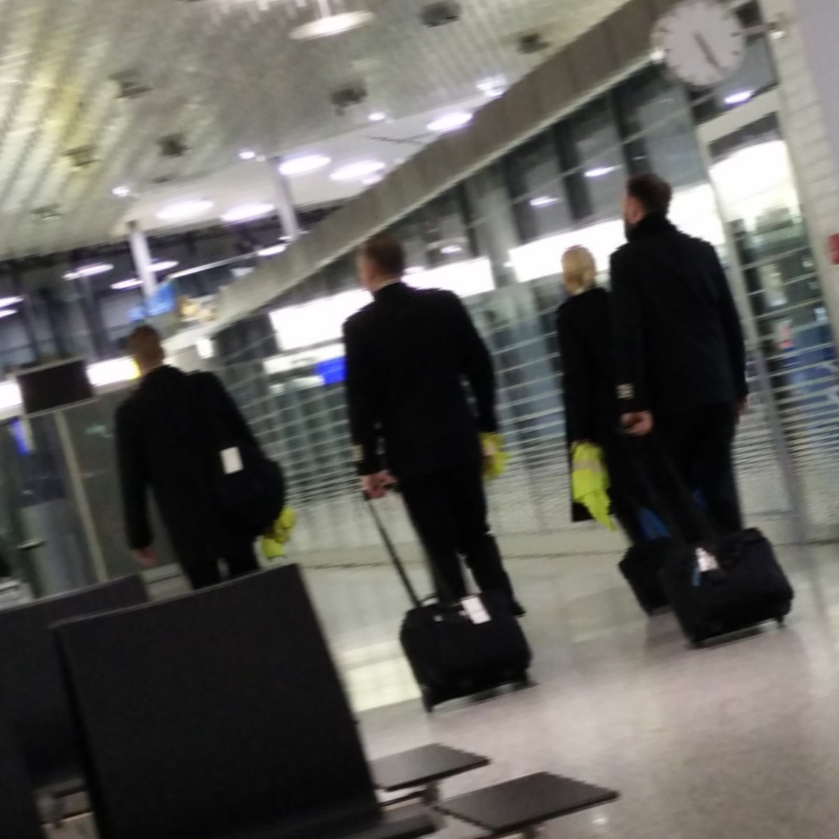 webmacher's tweet photo. Viiieell zu früh am Flughafen, trotzdem die Crew nur noch von hinten gesehen. #t3cvie #baldDa https://t.co/rdPbdj2Boq