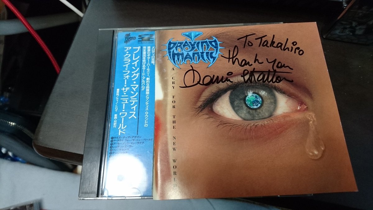 takkmomo1's tweet image. CD整理してたら、思いでの品が⭐
1998年の来日にもらったサイン📝
デニス、今年はLionheartを引っ提げてもうすぐ来ます❗
 #prayingmantis #foreverintime #dennisstratton #NWOBHM #HeavyMetal