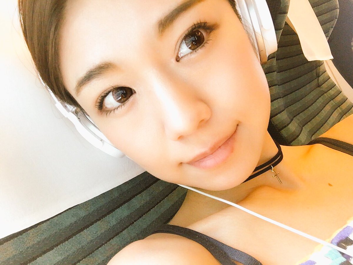 音楽を聞きながら新幹線で移動する藤木由貴