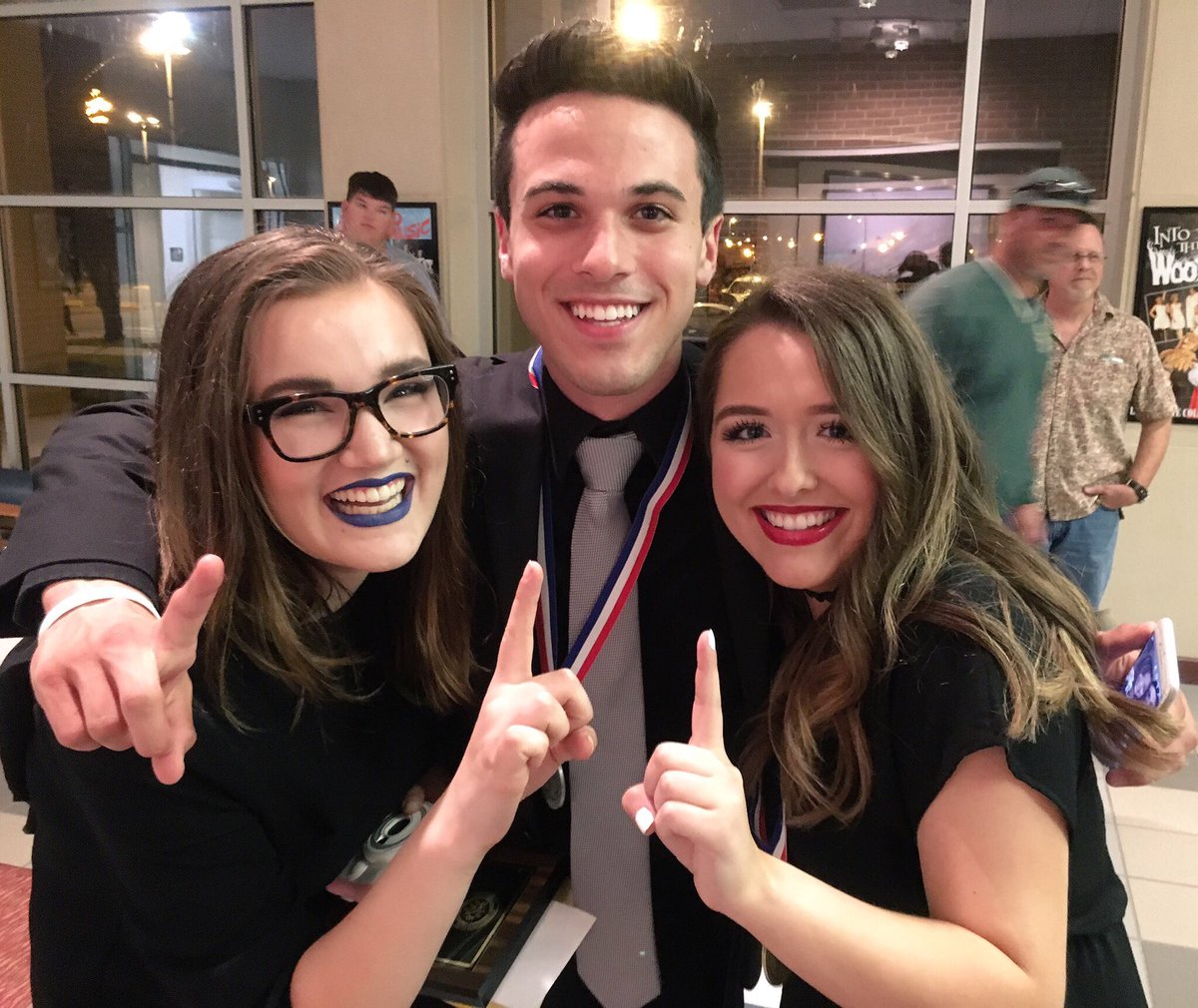 JeannieRickele's tweet image. Bi-District Champs! Wow! What a blessing for these talented kids! 🐻🎭#themiracleworker #oap2017 #thetraditioncontinues 🏆 CONGRATULATIONS!!