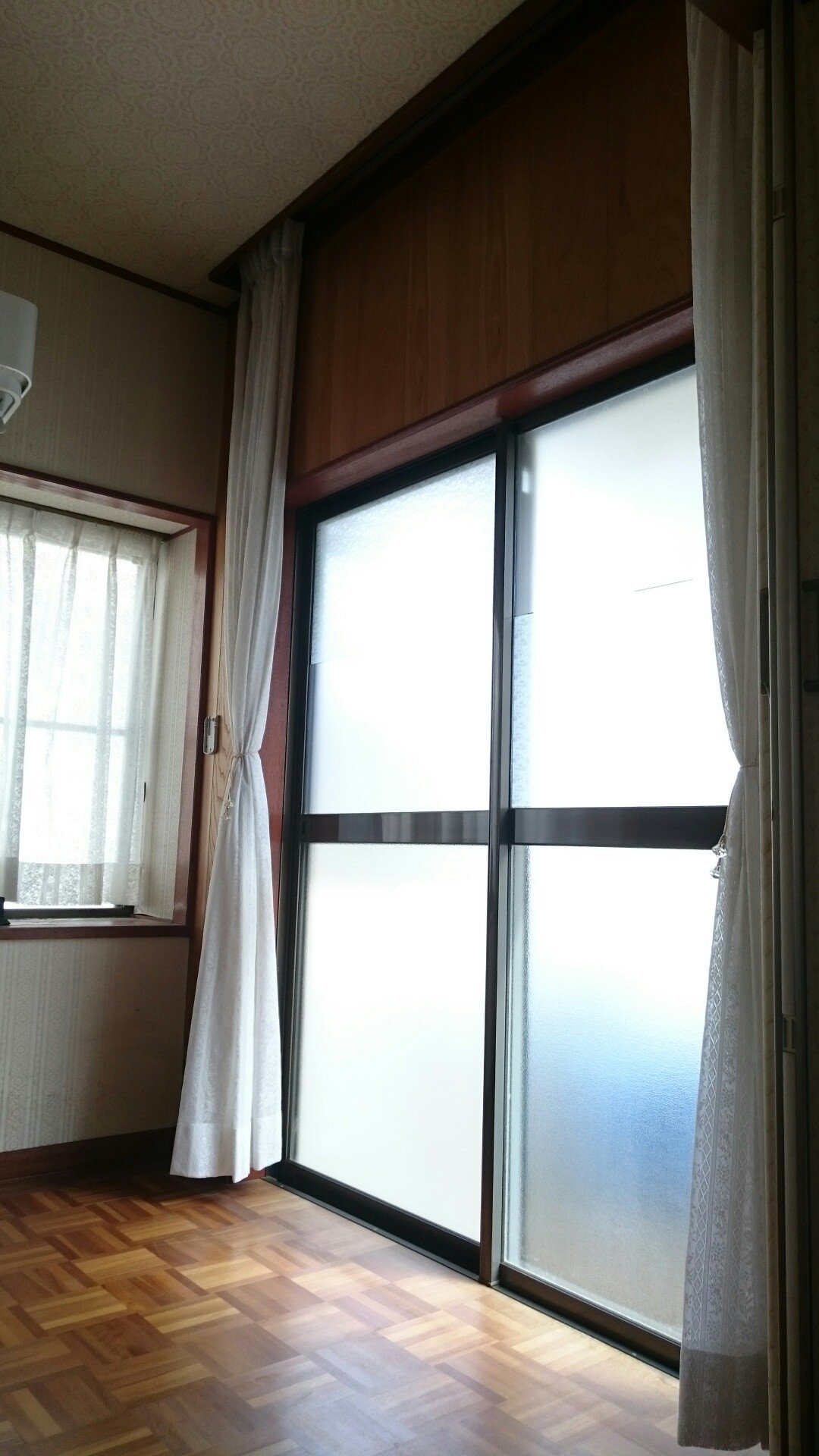 鰺 on Twitter &quot;我が家のリビングは窓を開けるとすぐお隣さんで柵はあっても塀などの目隠しをするものが無く窓を解放したら丸見え『まぁ