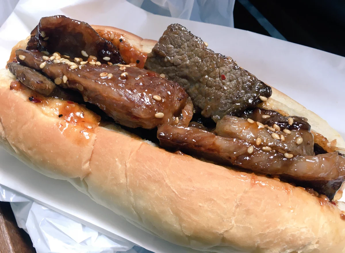 京都駅近くの美味しいお肉屋さんww黒毛和牛焼肉ドッグがエゲツなく美味いしボリューミーwww
