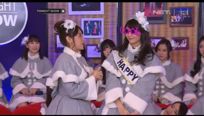 renihan97241697's tweet photo. Pick dek @nabilahJKT48 ka @veJKT48 moment yg di tunggu2 💙💚 #JKT48TonightShowNET https://t.co/YkJKoG3282