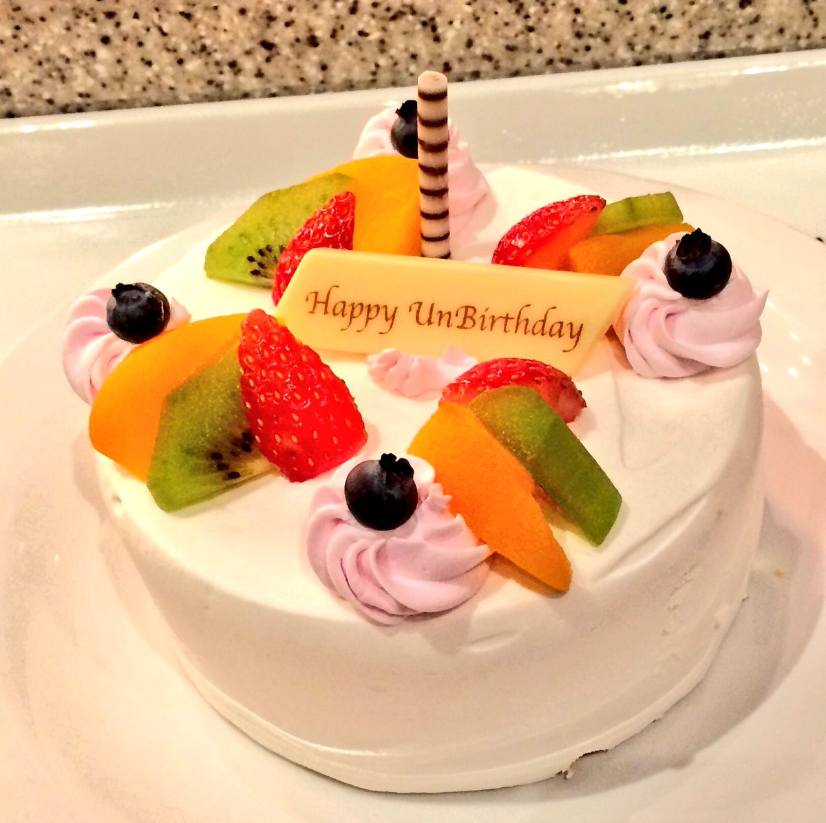 りぃ Twitter પર 昨日は千賀さんのお誕生日のお祝いでケーキを 今日は 何でもない日なのでアンバースデーケーキをww 何でもない日おめでとう 千賀健永生誕祭 アンバースデーケーキ ディズニーランド クイーンオブハートのバンケットホール