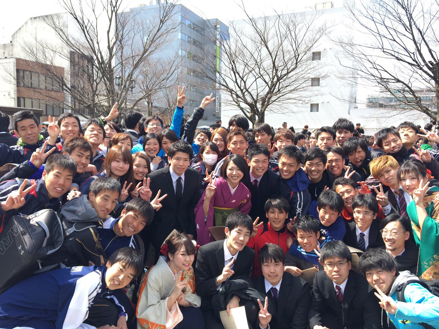 島根大学陸上競技部 Pa Twitter 本日は平成28年度島根大学卒業式でした 卒業生はそれぞれ新しい道に進んでいきます 今後は結果を出し 彼らに胸を張って報告できるよう 部員一同で今まで以上に精進していきます ご卒業 島根大学陸上競技部 Pa Twitter 本日は平成28年度島根大学卒業式でした 卒業生はそれぞれ新しい道に進んでいきます 今後は結果を出し 彼らに胸を張って報告できるよう 部員一同で今まで以上に精進していきます ご卒業