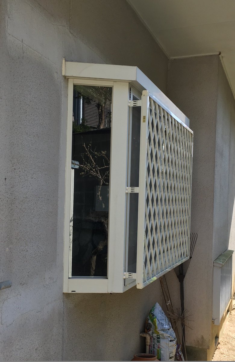 ট ইট র 住まいの防犯リフォーム専門店 最近の現場ですが 出窓内側には強防犯フィルムps400 外側からはアルミ面格子菱クロスタイプを防犯仕様で設置しました カラーバリエーションも豊富ですから サッシの色に合わせることができました 写真はビフォアー