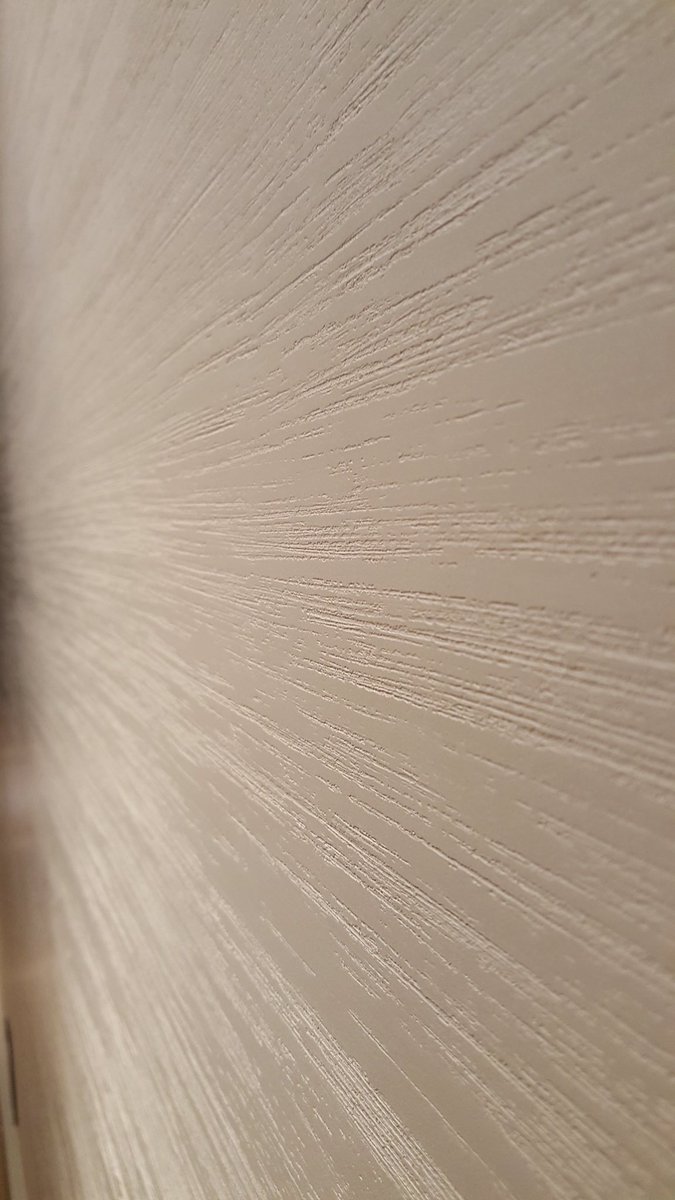 calfecrimmings's tweet photo. Driftwood sand striated finish to hallway walls, set opposite fabric in glass #surfacedesign #polishedplaster #italianplaster #bespokewall https://t.co/aoJQJLJM0W