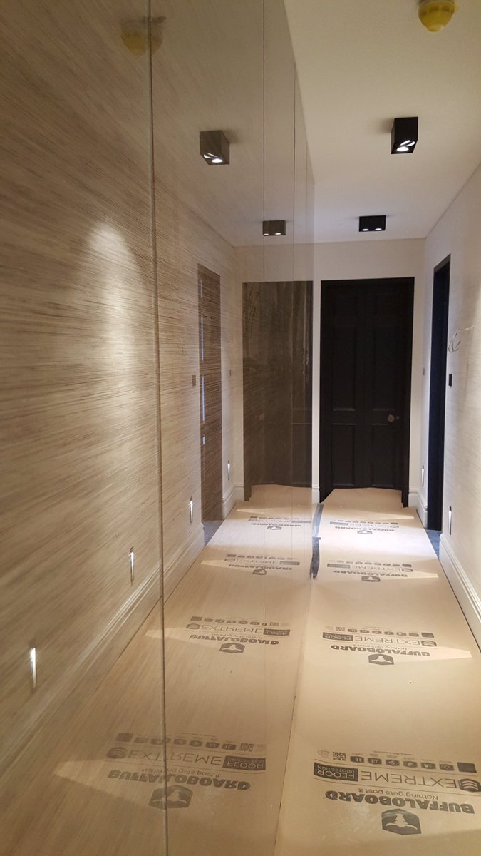 calfecrimmings's tweet photo. Driftwood sand striated finish to hallway walls, set opposite fabric in glass #surfacedesign #polishedplaster #italianplaster #bespokewall https://t.co/aoJQJLJM0W