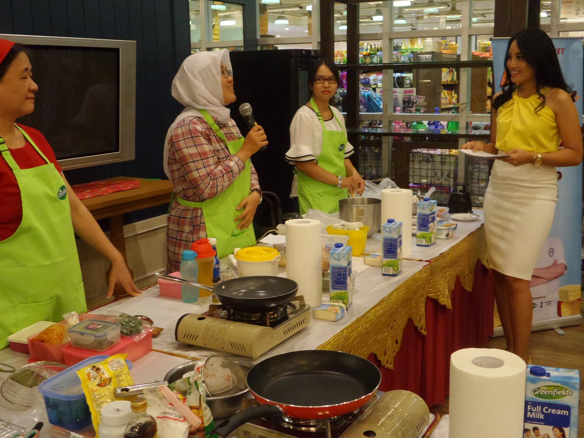 Negeri_Sendiri's tweet photo. Ini 3 dari 5 finalis lomba masak serba keju @RanchMarket99 lagi diajak ngobrol2 dulu. Masak apa aja sih? #bringonthecheese #cheesecreation https://t.co/2dDKFogg8v