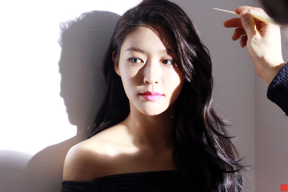 Vliveofficial's tweet photo. What would be the daily life of #SeolHyun look like? Look at her and be amazed with her beauty once again! > https://t.co/NhX5L2JL7k https://t.co/xAEtWMvtI0