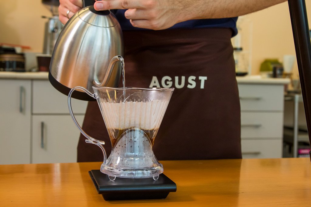 AgustCoffee's tweet photo. Conoscete il v60? È uno dei metodi di estrazione per ottenere un caffè filtro. Scopri come estrarlo alla perfezione: https://t.co/PsFoOhkRAq https://t.co/YL8MKRJVBd