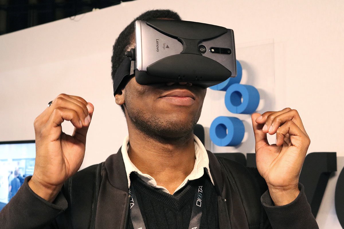 Thanks to our #Dive6, it's possible to enjoy mobile positional tracking w/ a <a href="/lenovo/">Lenovo</a> Phab 2 Pro. Our visitors at <a href="/lavalvirtual/">Laval Virtual</a> are excited!