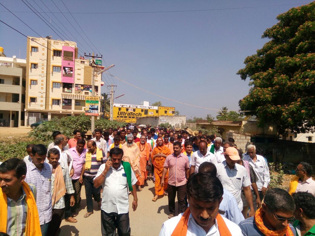 poornakapasi's tweet photo. Saints along with GouPremis at Harohalli, Kanakpura Bangalore.
#StopSlaughterHouse
#StopHarohalliHorror https://t.co/Qe2IGDGChe