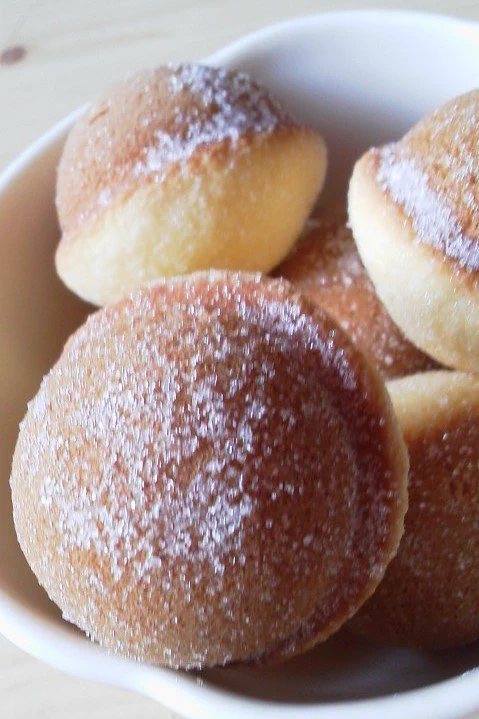 寒い季節に芝犬に雪が積もると…wなぜか鈴カステラが食べたくなっちゃう人が急増ww