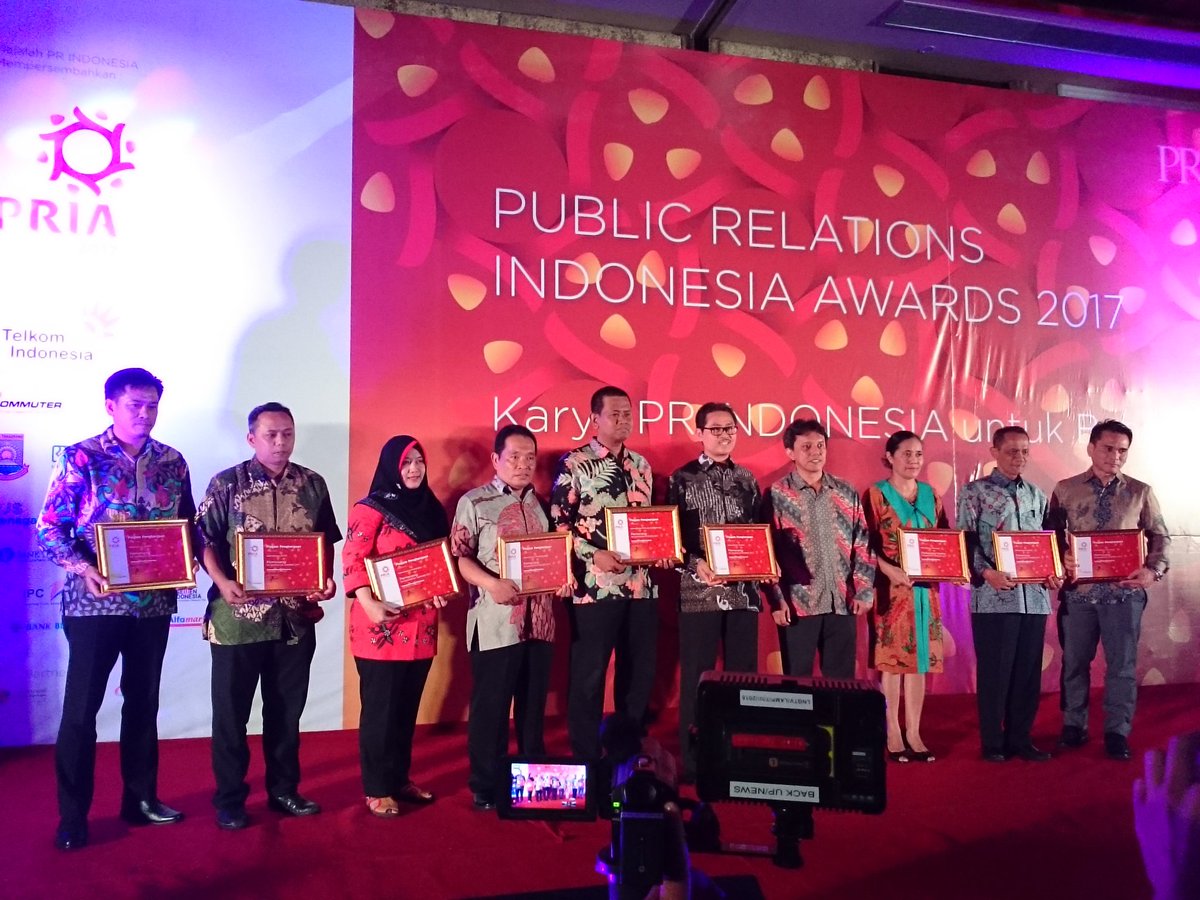 KementerianESDM's tweet photo. Menerima penghargaan Media Relations: Kategori Kementerian #PRIA2017 #HumasESDM https://t.co/EAvOfH3wjx