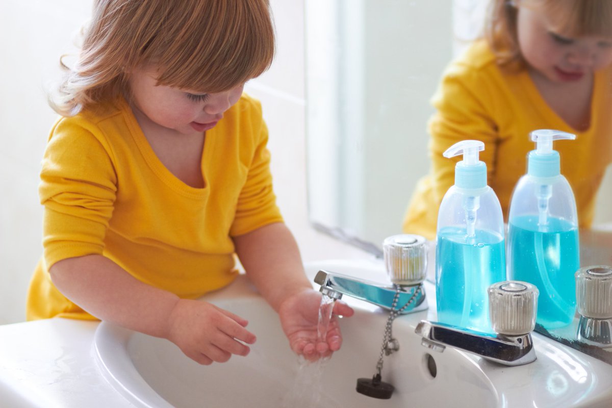 NICEComms's tweet photo. Children and young people should be taught simple hygiene measures to help curb the spread of infections: https://t.co/11y7vHnEVz https://t.co/PdYe2hlCAI