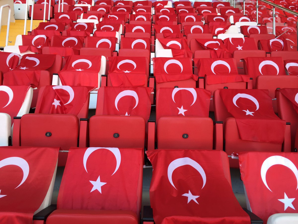 Milli maç öncesi Antalya Stadyumu'na dev Türk bayrakları asıldı. 33 bin kapasiteli stadyumda koltuklara da Türk bayrağı bırakıldı.