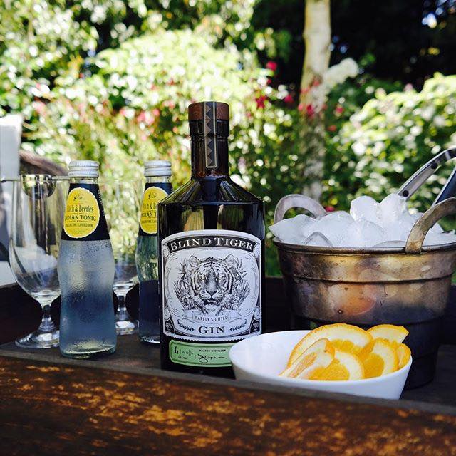 blindtiger_gin's tweet photo. End of the week - time to unwind. Enjoy your gin neat on ice / simply add @fitchnleedes061 tonic water &amp; a slice of orange #blindtigergin https://t.co/JeLmDxG0Vm