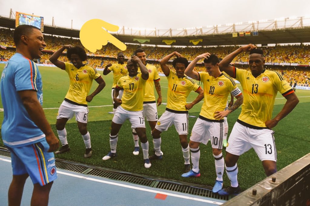 FALCAO's tweet photo. Oye @Armero7 era la mano 🤚 derecha, no la izquierda. https://t.co/pakucsjIOZ