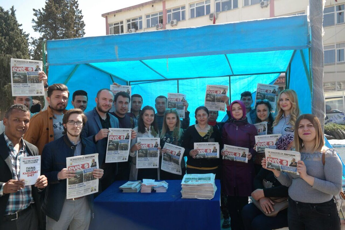 Manisada Sarıgöl ilçesinde fidan ile birlikte EVET gazetemizi dağıttık.