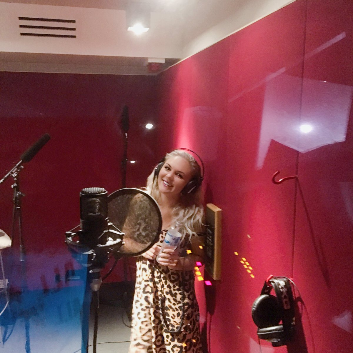 rictascale's tweet photo. What a Voice!, Finalising the vocals on our next track with super talented Australian Artist @AlikaBedford

#Vocals #Soulful #NewMusic https://t.co/D1sHS5QEiU