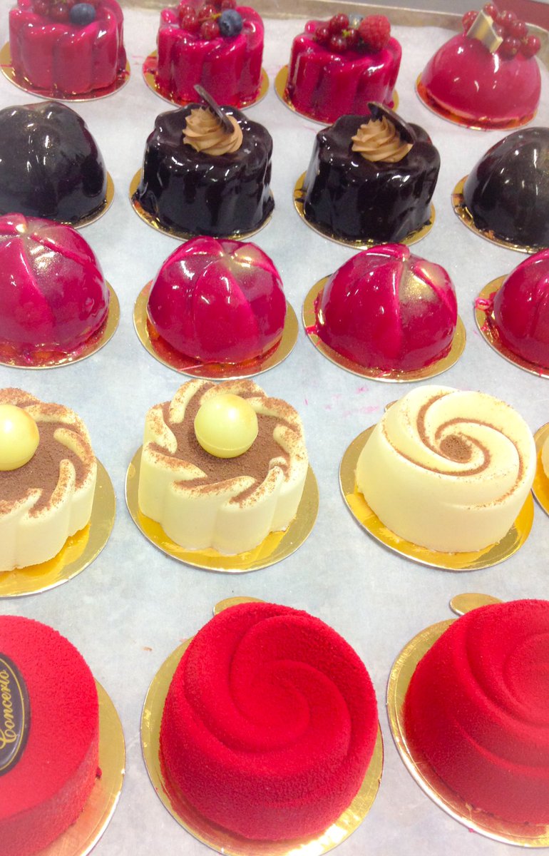 hugoschugosc's tweet photo. Mousses and more mousses #new #style #glamour #mousses #chocolate #red #redvelvet #sweet #sugar https://t.co/tLJvY4WZ0f