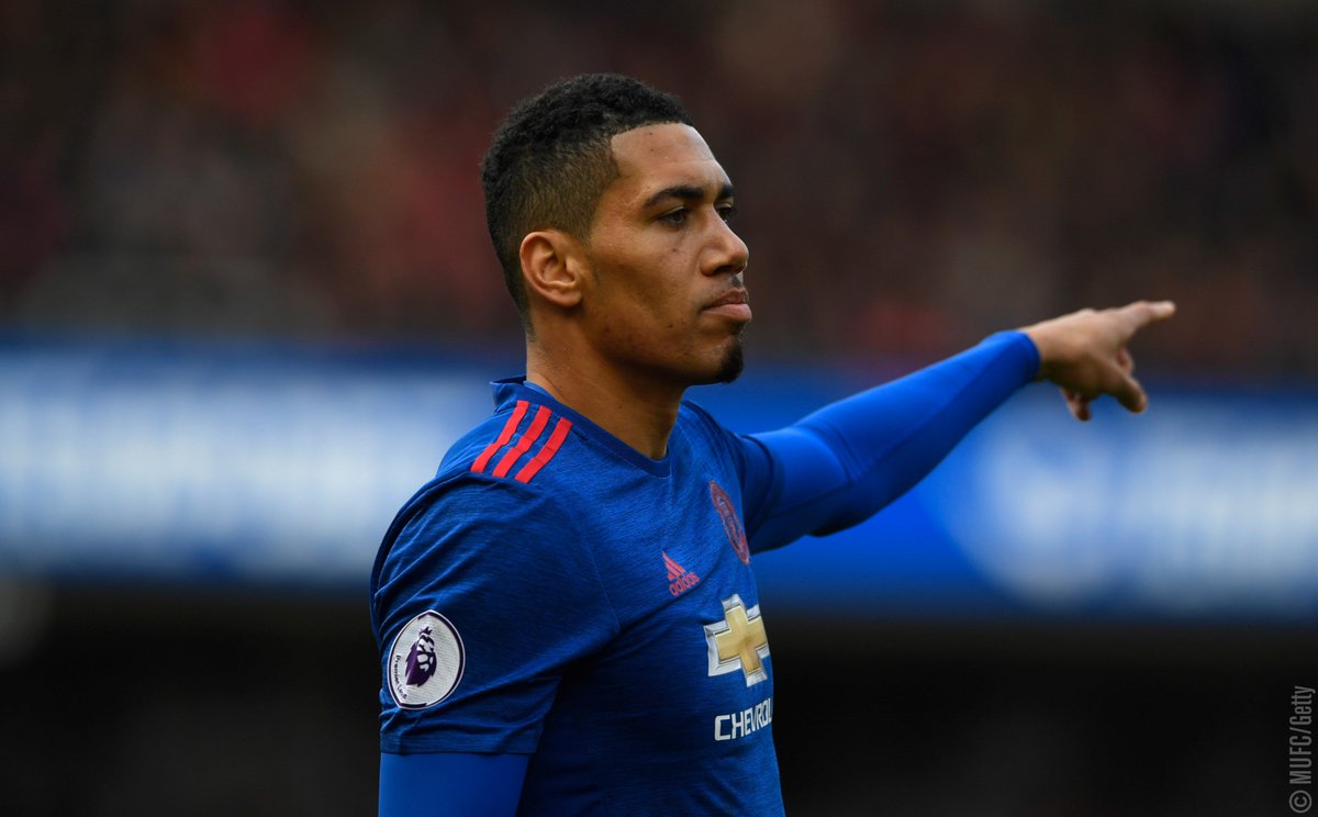ManUtd's tweet photo. Chris Smalling has withdrawn from the England squad due to injury and returned to #MUFC. https://t.co/OjiUqae2oD
