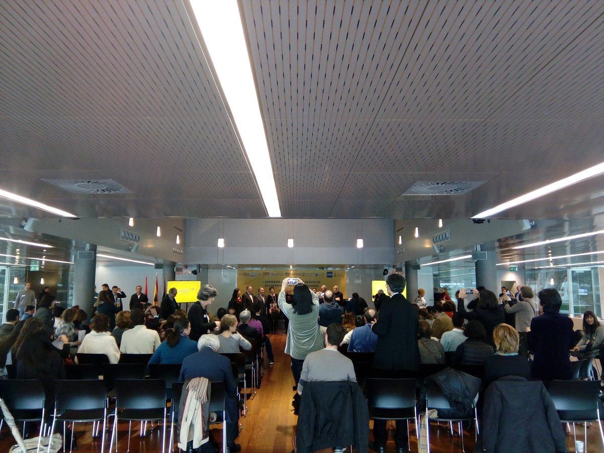 ofiverdeURJC's tweet photo. Hoy estamos en la I Jornada Aprendizaje-Servicio Ayuntamiento y Universidad con representantes universitarios y la alcaldesa Manuela Carmena https://t.co/ieepfz11lZ