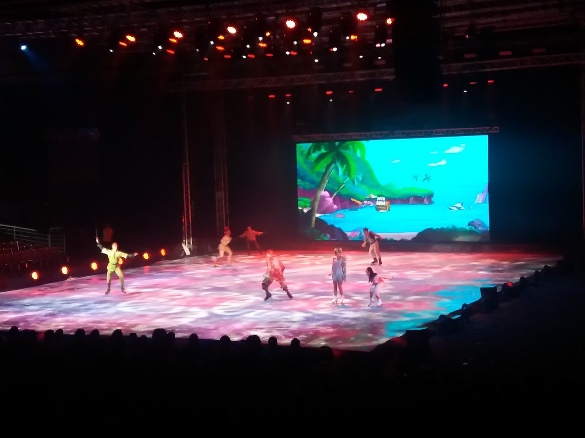 Oh no! Peterpan dan teman-teman diganggu oleh Captain Hook dan anak buahnya! #GADISPeterPanOnIceJKT <a href="/PeterPanJKT/">Peter Pan On Ice JKT</a>