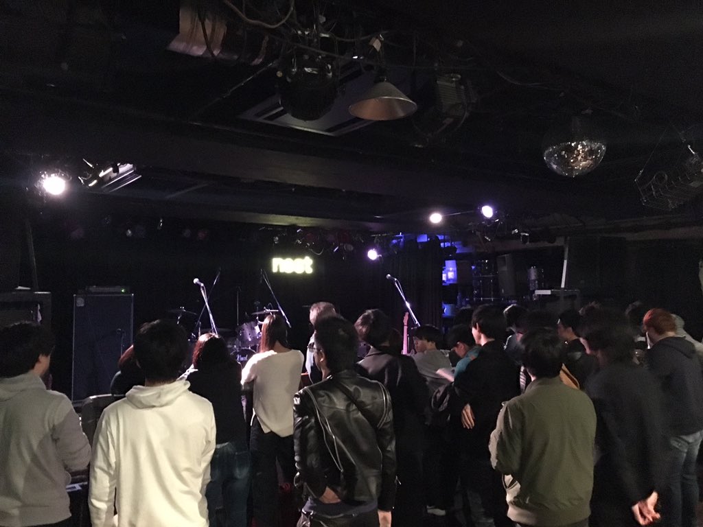 aofes_official's tweet photo. 〔まもなく開演です！〕
さあいよいよ始まりますよ～！！！
皆さん、O-nestに立ち寄ってみてはいかが？✨お客さまも着々と増えています〜今からでも間に合います😊
#AOFES3 #渋谷 #無料ライブ #邦ロック好き #青学生 #春から青学 #音楽好きと繋がりたい https://t.co/w40xvE1F0Q