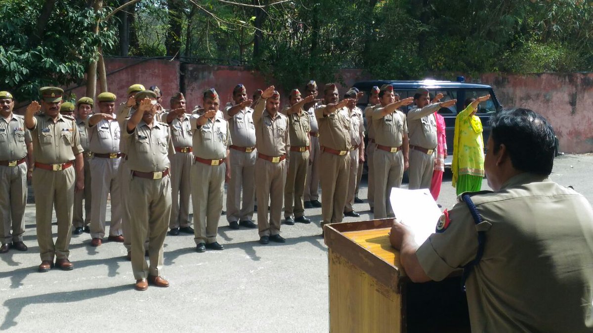 जनपद गौतमबुद्धनगर पुलिस कंट्रोल रूम सेक्टर 14 A में पुलिस अधीक्षक यातायात एवं पुलिस अधिक्षक अपराध द्वारा स्वच्छता की शपथ दिलाते हुए।
