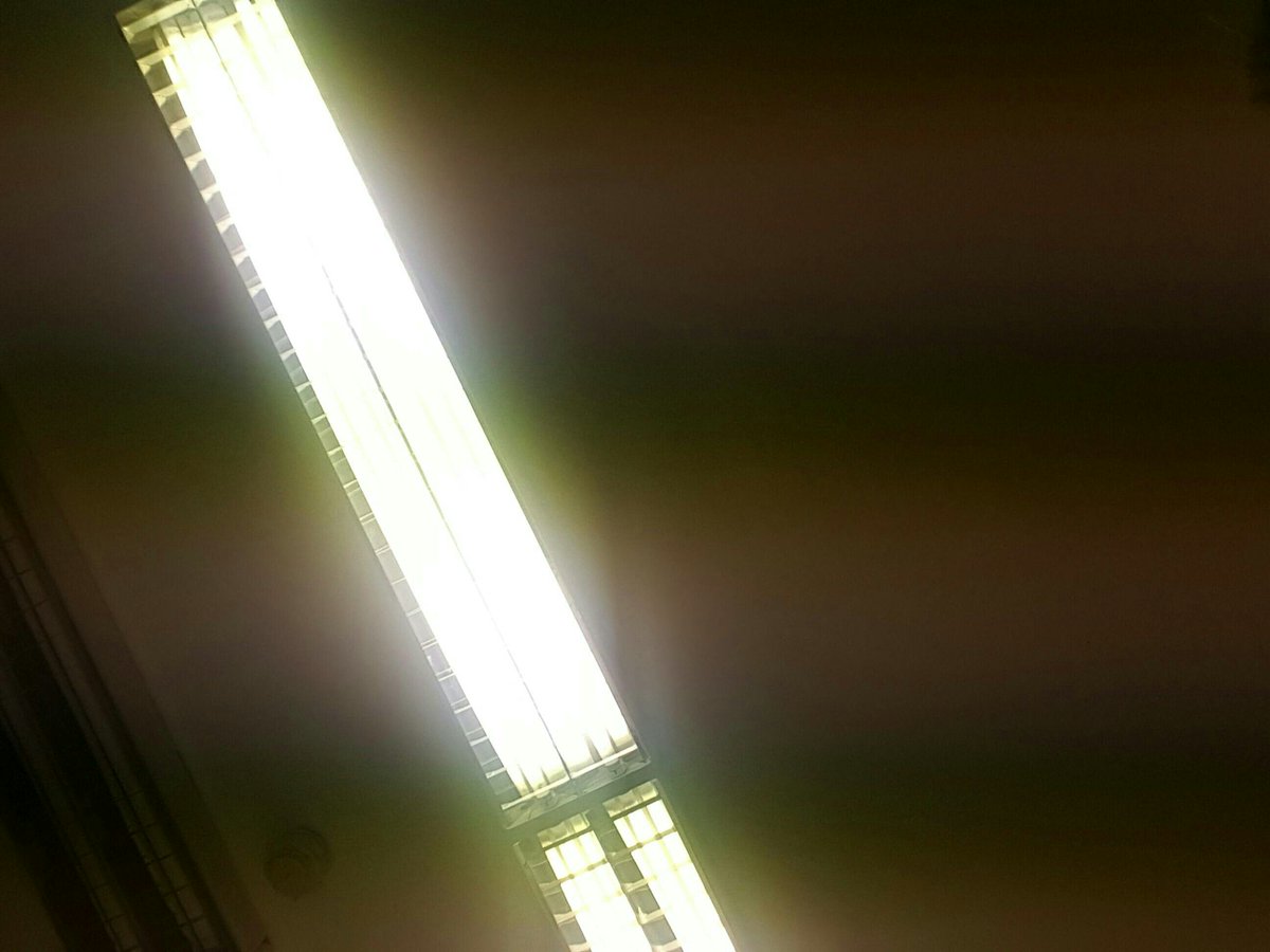 AD6023DNET1's tweet image. This person stole a red VW Golf. Registration is 01 C 12345.