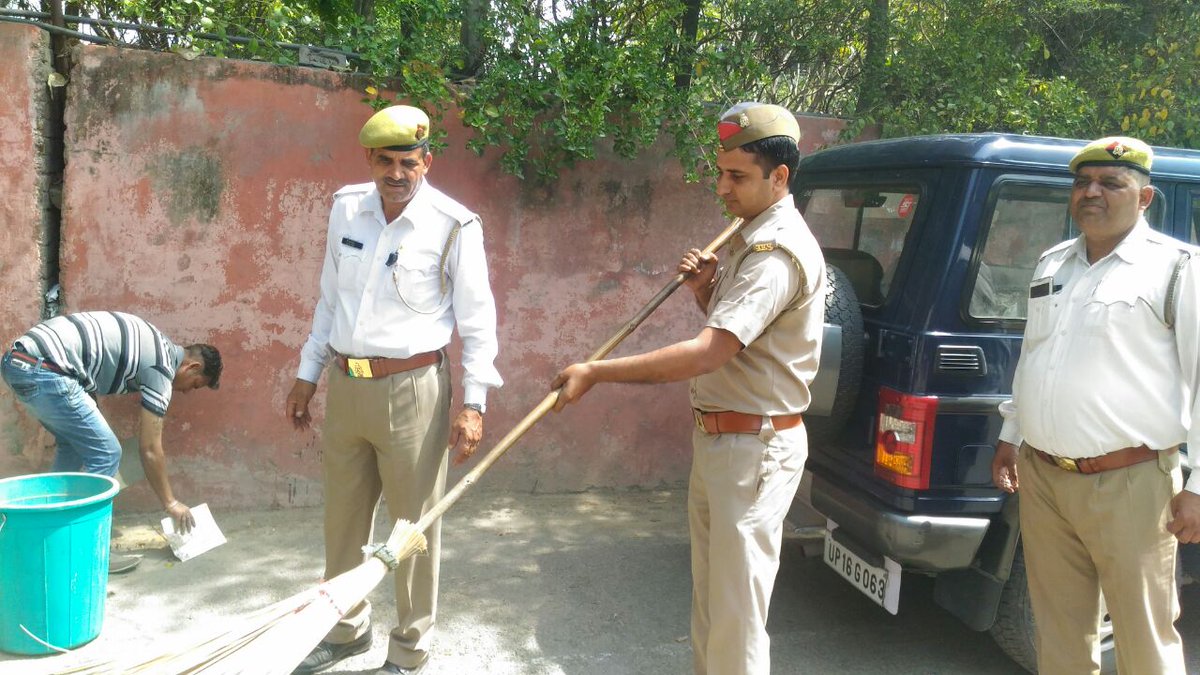 जनपद गौतमबुद्धनगर में माननीय मुख्यमंत्री के निर्देशों का अनुपालन करते हुए पुलिस अधीक्षक यातायात महोदय