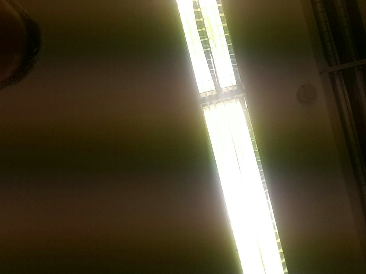 AD6023DNET1's tweet image. This person stole a red VW Golf. Registration is 01 C 12345.