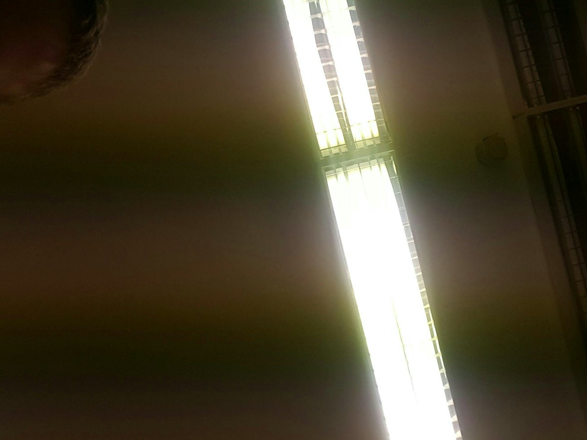 AD6023DNET1's tweet image. This person stole a red VW Golf. Registration is 01 C 12345.