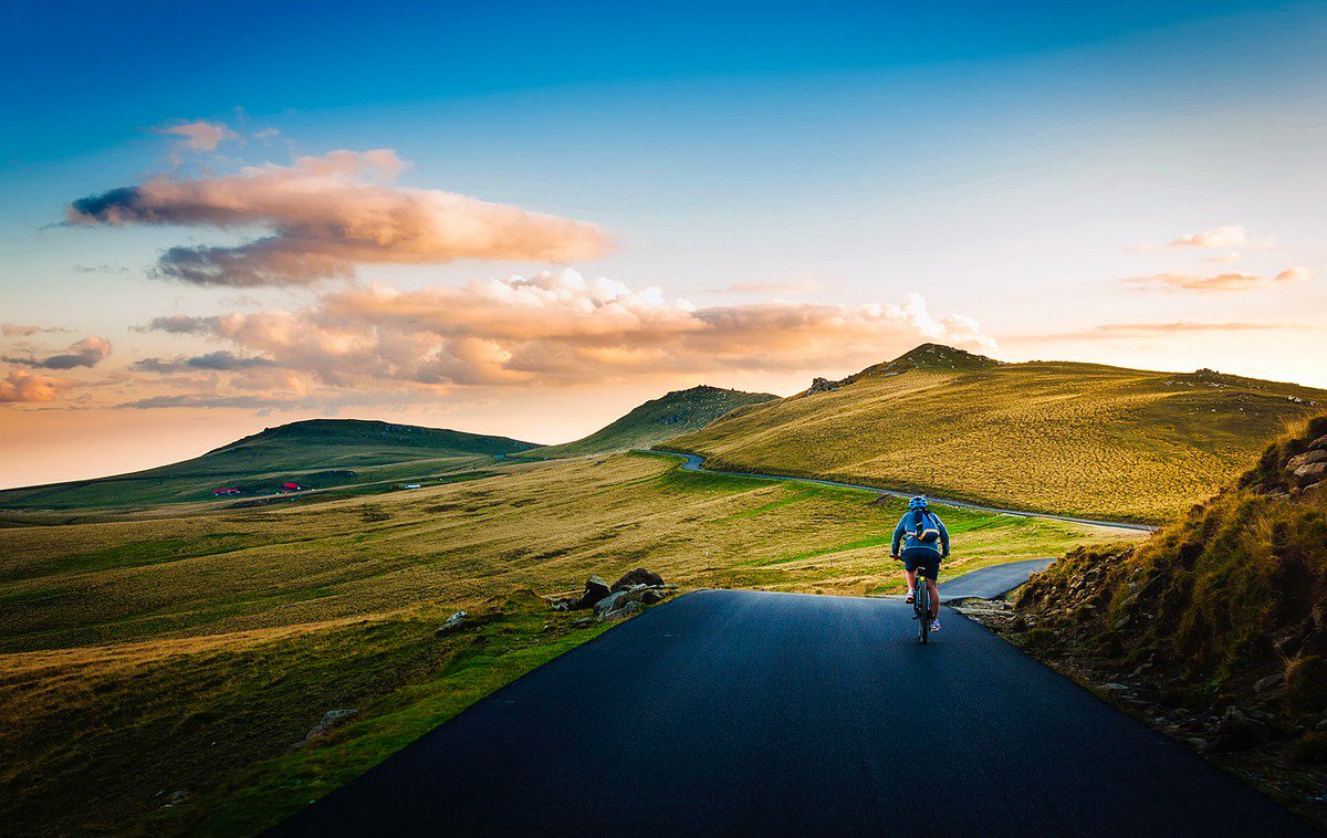 HEADBikeFrance's tweet photo. #JeMeSensSeuleAuMondeQuand je pars le dimanche matin avec mon vélo sur la route https://t.co/xDQo6316yu