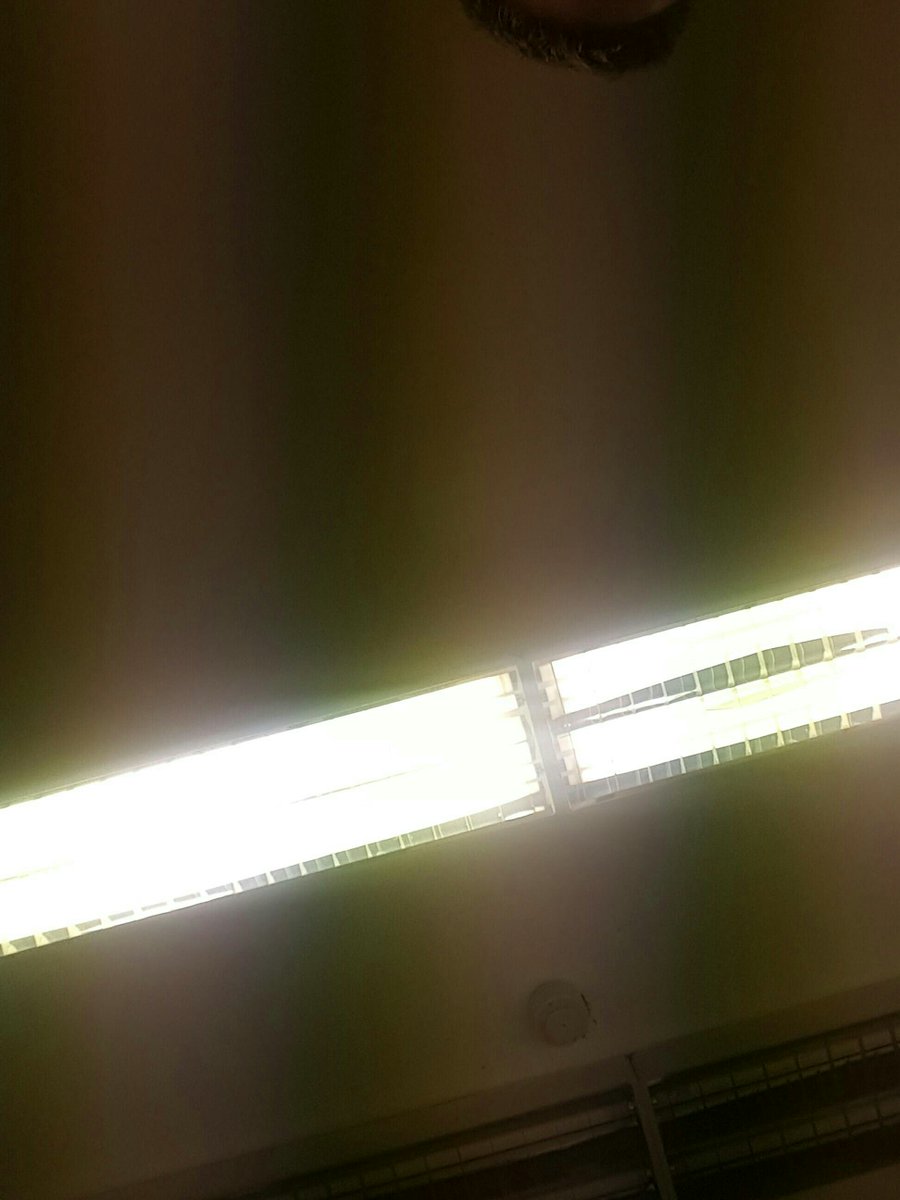 AD6023DNET1's tweet image. This person stole a red VW Golf. Registration is 01 C 12345.