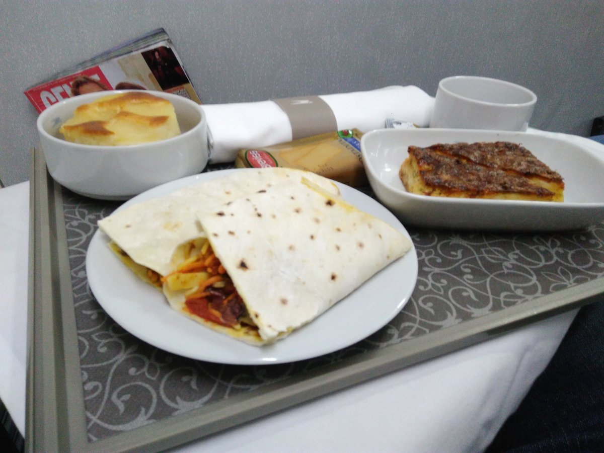 ivittori's tweet photo. Gracias @Aerolineas_AR, siempre puntual, siempre buena atención!
#AR1365
#Lima a #BuenosAires https://t.co/D1ErAVGla0