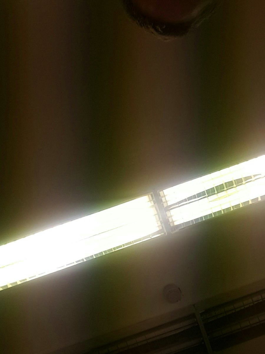 AD6023DNET1's tweet image. This person stole a red VW Golf. Registration is 01 C 12345.