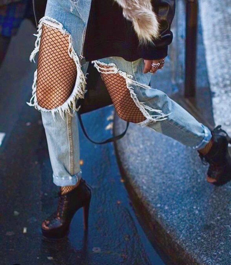 elementsmag1's tweet photo. Ripped jeans and fishnet tights make the perfect combo! #rippedjeans #fishnets #fashion #elements #magazine https://t.co/PwCeRYtfdW