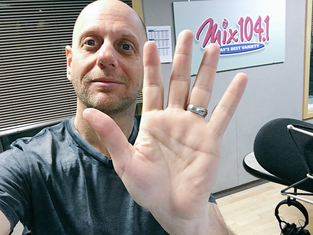 karsonwithak's tweet photo. #hivefivefriday @KateMerrill @chrisWBZ @NickGNews 🤚🏼 https://t.co/GTVn237pYv