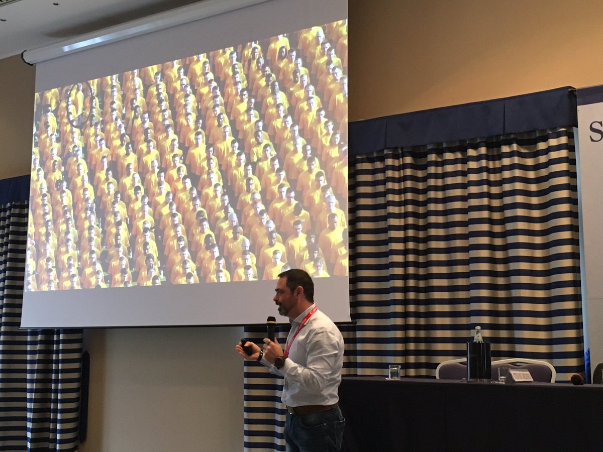 manu_ronghi's tweet photo. La #socialorg esiste giá ma molti non la vedono💪🏻💡#hrevolution con @Ale_Donadio #hrinnovaforum17 #socialhr #hr https://t.co/puz8Ux5TUW