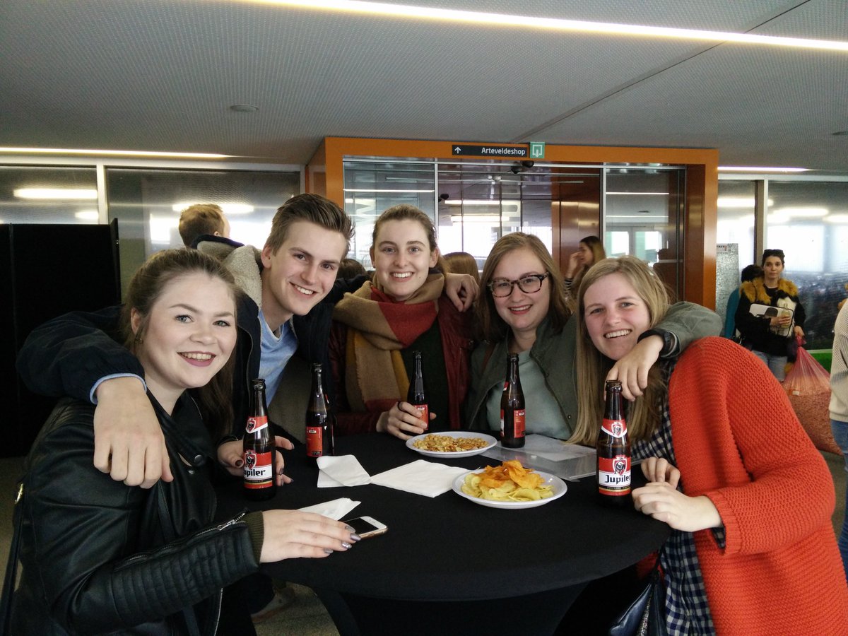 ArteveldeCOM's tweet image. Einde van de #praktijkcases. Alleen nog presenteren. Maar dat verdient nu al een drink! #beloningnahardwerken