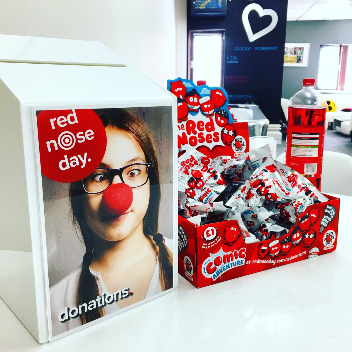 ClickyMedia's tweet image. Doing our bit for @rednoseday @clickymedia today! ❤️🎈🍎