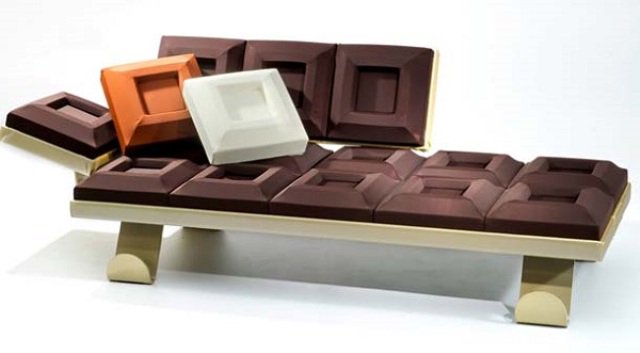 Диван шоколад. Дизайнерская мебель в виде еды. Шоколадные стулья. Диван шоколадная плитка.