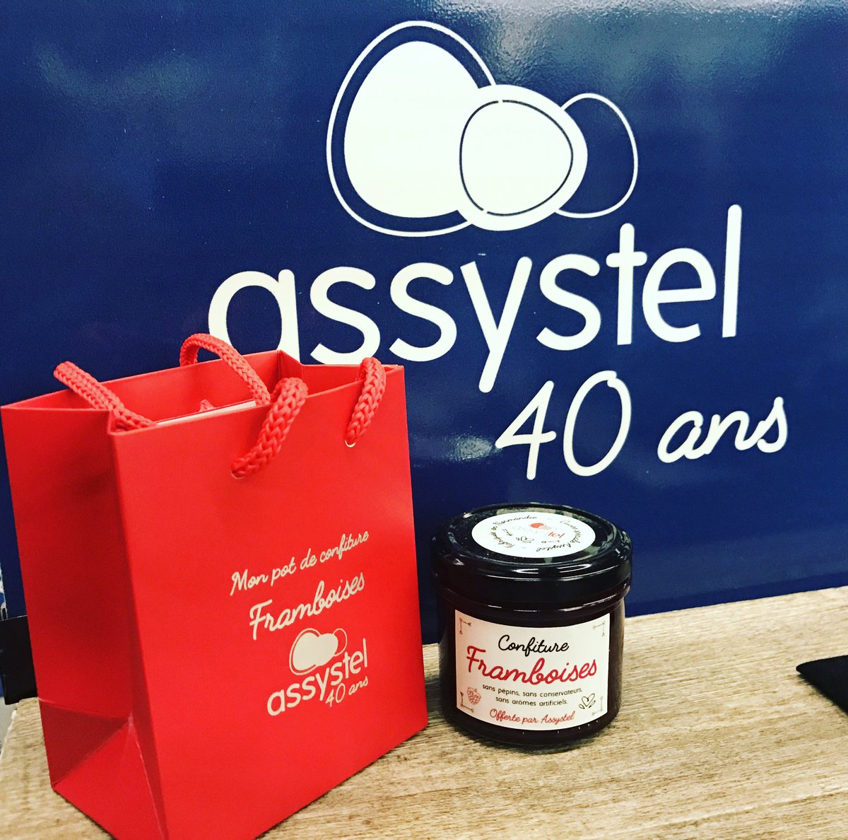 assystel's tweet photo. 🔵🔴🔵 Framboise bien entourée à Dijon ! #téléassistance certifiée #NFService par @AFNOR #SilverEco #Seniors #FramboiseBleue https://t.co/zLzLAu7PMu