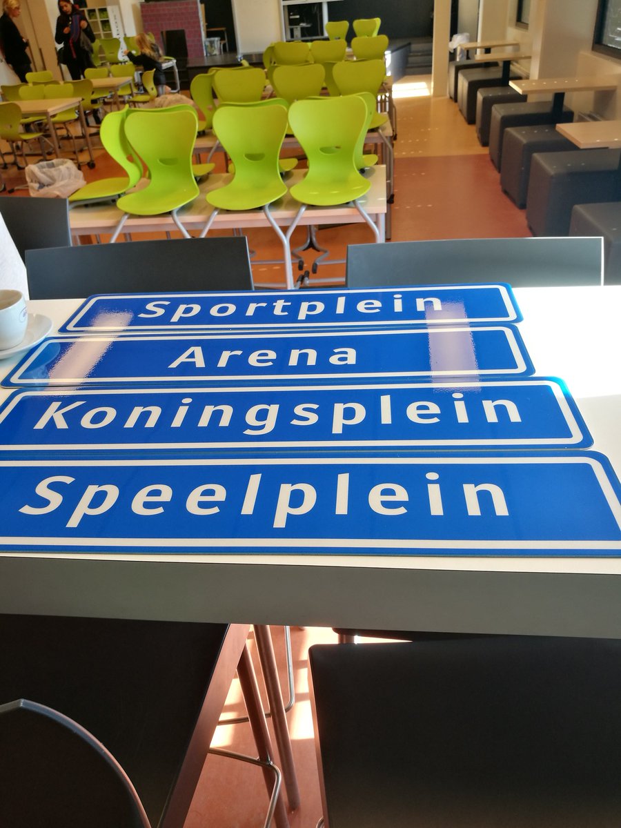 De pleinnaambordjes zijn binnen💪💪💪 <a href="/CBSdeKoning/">CBS de Koning</a> @BeweegWijs